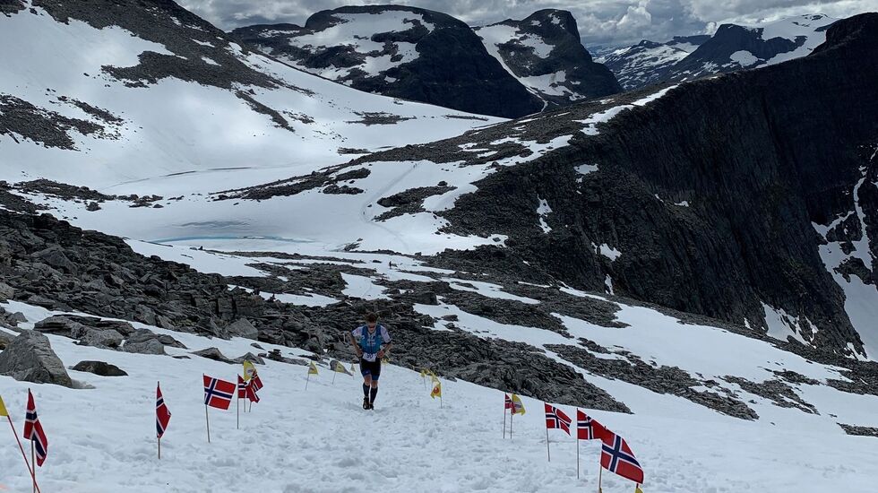 Jon Breivold på de siste meterne opp til Trollveggen. (Foto fra arr. facebookside)
