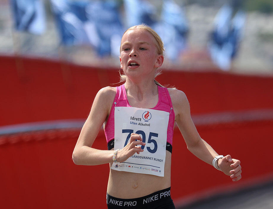 Othelie Stave-Wigene fra Haugesund IL var en av mange norske ungdommer med sterke løp i Göteborg i helga. Her er 12-åringen i aksjon under Bergen 3000 rundt Store Lungegårdsvannet tidligere i sommer. (Foto: Arne Dag Myking)
