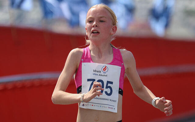 Othelie Stave-Wigene fra Haugesund IL var en av mange norske ungdommer med sterke løp i Göteborg i helga. Her er 12-åringen i aksjon under Bergen 3000 rundt Store Lungegårdsvannet tidligere i sommer. (Foto: Arne Dag Myking)