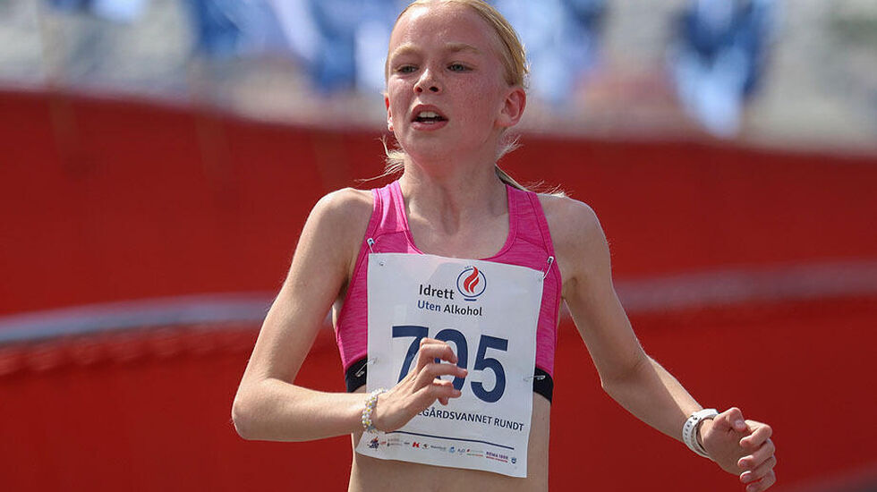 Othelie Stave-Wigene fra Haugesund IL var en av mange norske ungdommer med sterke løp i Göteborg i helga. Her er 12-åringen i aksjon under Bergen 3000 rundt Store Lungegårdsvannet tidligere i sommer. (Foto: Arne Dag Myking)
