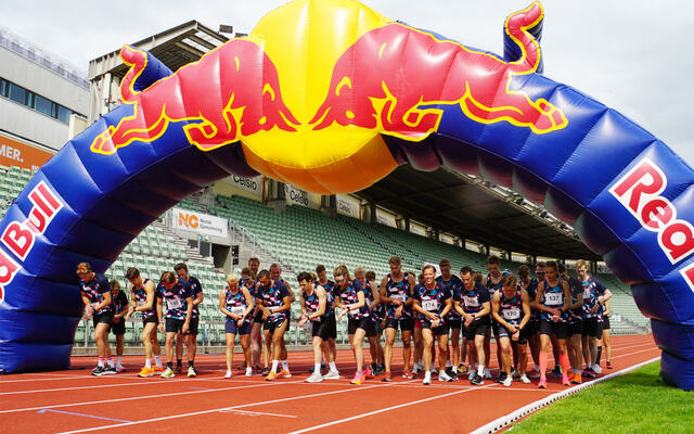 Sjøl om løperne fordelte seg på sju heat, var det kamp om posisjonene under Moseby Invitational på Bislett. (Foto: Runar Moseby)