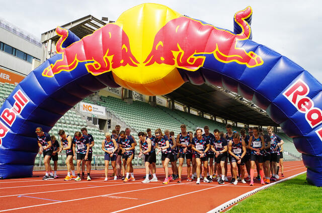 Sjøl om løperne fordelte seg på sju heat, var det kamp om posisjonene under Moseby Invitational på Bislett. (Foto: Runar Moseby)