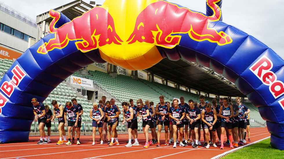 Sjøl om løperne fordelte seg på sju heat, var det kamp om posisjonene under Moseby Invitational på Bislett. (Foto: Runar Moseby) 