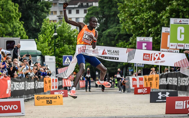 Titus Ekiru jubler for seieren og 2.02.57 i Milano Marathon i 2021. Nå får han en langvarig utestengelse for doping. (Foto: Milano Marathon)