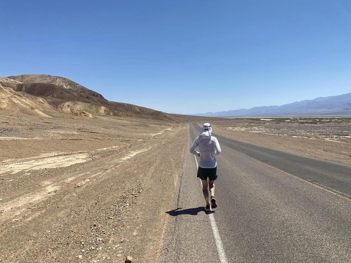Simen Holvik under prøveløping i Death Valley 86 muh i forkant av løpet. (Foto fra hans facebookside)