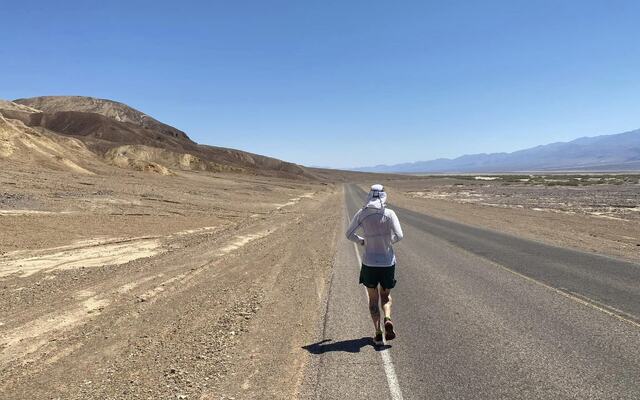 Simen Holvik under prøveløping i Death Valley 86 muh i forkant av løpet. (Foto fra hans facebookside)