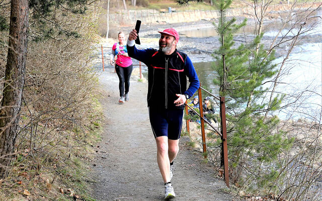 Vi ser Henrik Aasbø i fint driv under Påskeharemaraton i 2017. Nå undres han på hva det er som gjør at det går så tungt i starten av løpeturene. (Foto: Bjørn Hytjanstorp)