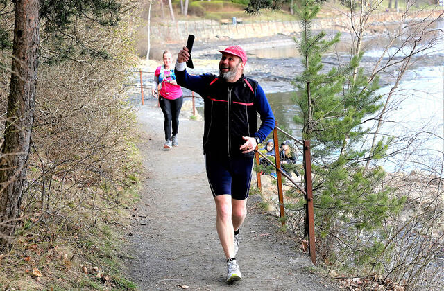 Vi ser Henrik Aasbø i fint driv under Påskeharemaraton i 2017. Nå undres han på hva det er som gjør at det går så tungt i starten av løpeturene. (Foto: Bjørn Hytjanstorp)