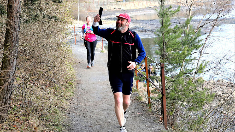 Vi ser Henrik Aasbø i fint driv under Påskeharemaraton i 2017. Nå undres han på hva det er som gjør at det går så tungt i starten av løpeturene. (Foto: Bjørn Hytjanstorp)