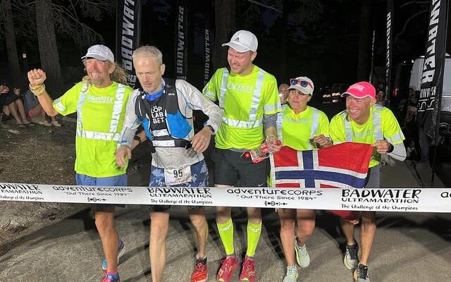 Simen Holvik sammen med hele crewet på mållinjen i Whitney Portal sent torsdag kveld amerikansk tid. (Foto: Badwater 135 sin facebookside)