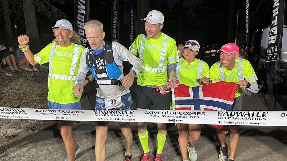 Simen Holvik sammen med hele crewet på mållinjen i Whitney Portal sent torsdag kveld amerikansk tid. (Foto: Badwater 135 sin facebookside)