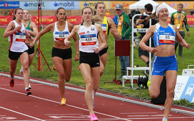 Anniken Årebrot smilende over mål foran Hedda Hynne i dagens andre forsøksheat på 800 m. (Foto: Kjell Vigestad)