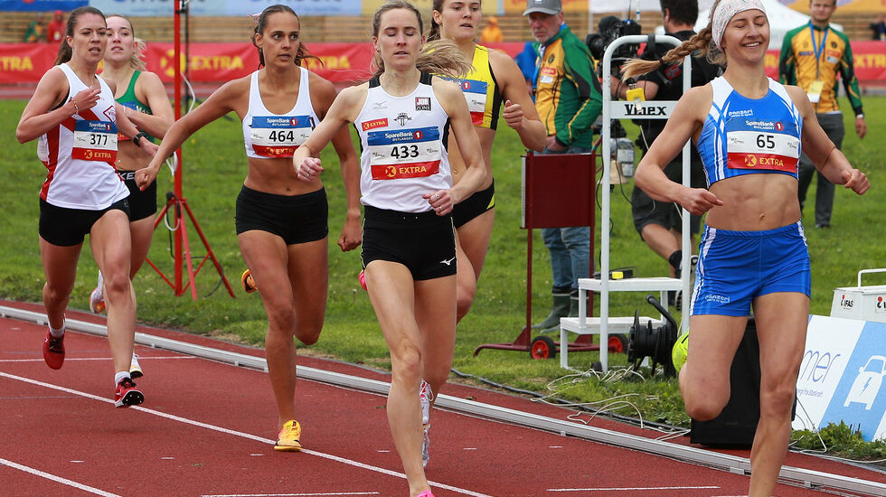 Anniken Årebrot smilende over mål foran Hedda Hynne i dagens andre forsøksheat på 800 m. (Foto: Kjell Vigestad)
