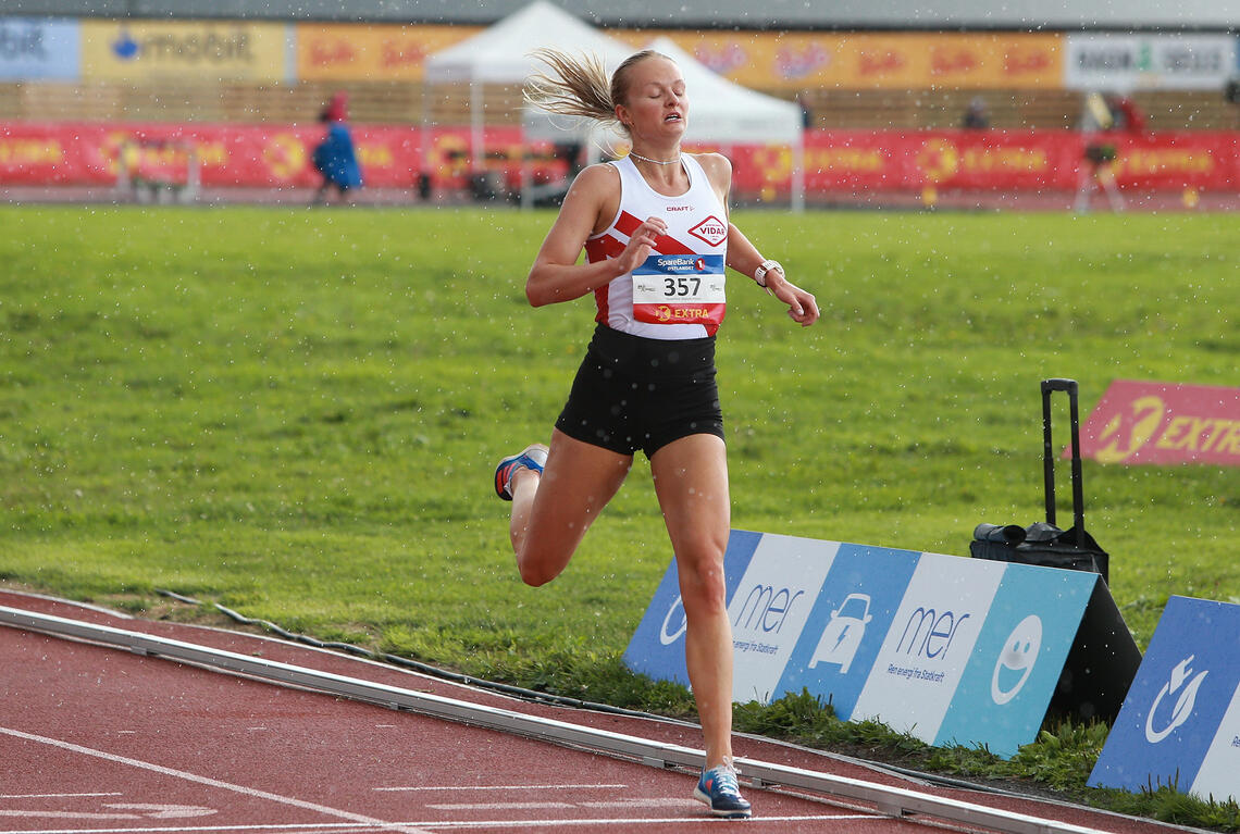Madelène Wanvik Holum fra SK Vidar avslutter til ny personlig rekord på 17.51.66. (Foto: Kjell Vigestad)