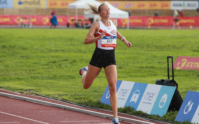 Madelène Wanvik Holum fra SK Vidar avslutter til ny personlig rekord på 16.51.66. (Foto: Kjell Vigestad)