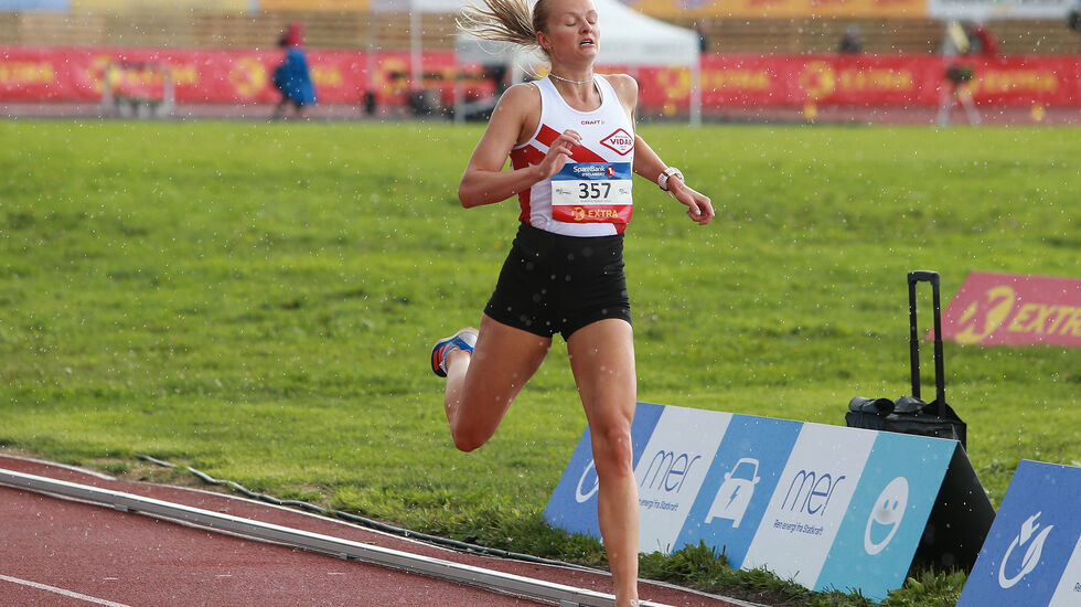 Madelène Wanvik Holum fra SK Vidar avslutter til ny personlig rekord på 16.51.66. (Foto: Kjell Vigestad)