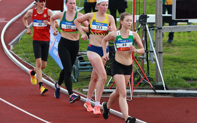 NM-feltet med dagenes sølvmedaljevinner Fride Møller Flatin først fra start. (Foto: Kjell Vigestad)