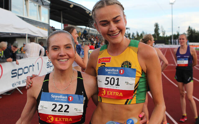 De kvinnelige hovedrolleinnehaverne i årets NM-finale på 5000 meter - Kristine Eikrem Engeset (til venstre) og Amalie Sæten. (Foto: Kjell Vigestad)