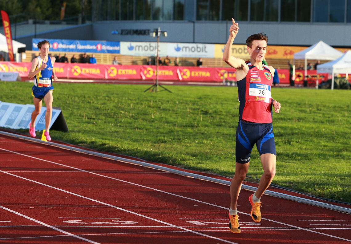 Magnus Tuv Myhre kunne vise seiergesten på de siste meterne av 5000 meteren som avsluttet en innholdsrik NM-dag på Jessheim Stadion. (Foto: Kjell Vigestad)