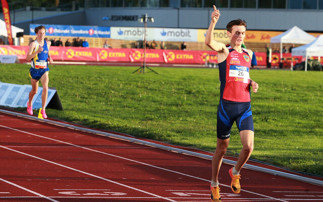 Magnus Tuv Myhre kunne vise seiergesten på de siste meterne av 5000 meteren som avsluttet en innholdsrik NM-dag på Jessheim Stadion. (Foto: Kjell Vigestad)