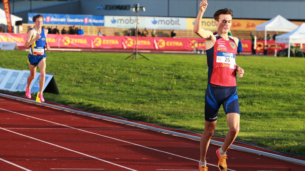 Magnus Tuv Myhre kunne vise seiergesten på de siste meterne av 5000 meteren som avsluttet en innholdsrik NM-dag på Jessheim Stadion. (Foto: Kjell Vigestad)