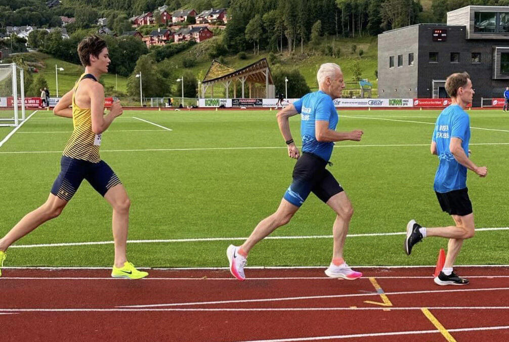 Ivar Sandø (i modten) løp 5000 m på sterke 18:32,41 og satte med det europarekord i aldersklasse 70-74 år. (Foto: Jim Lilleskare, BFG Bergen Løpeklubb)