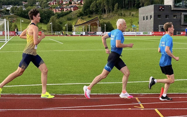 Ivar Sandø (i modten) løp 5000 m på sterke 18:32,41 og satte med det europarekord i aldersklasse 70-74 år. (Foto: Jim Lilleskare, BFG Bergen Løpeklubb)