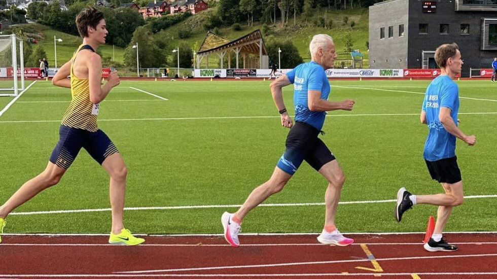 Ivar Sandø (i modten) løp 5000 m på sterke 18:32,41 og satte med det europarekord i aldersklasse 70-74 år. (Foto: Jim Lilleskare, BFG Bergen Løpeklubb)