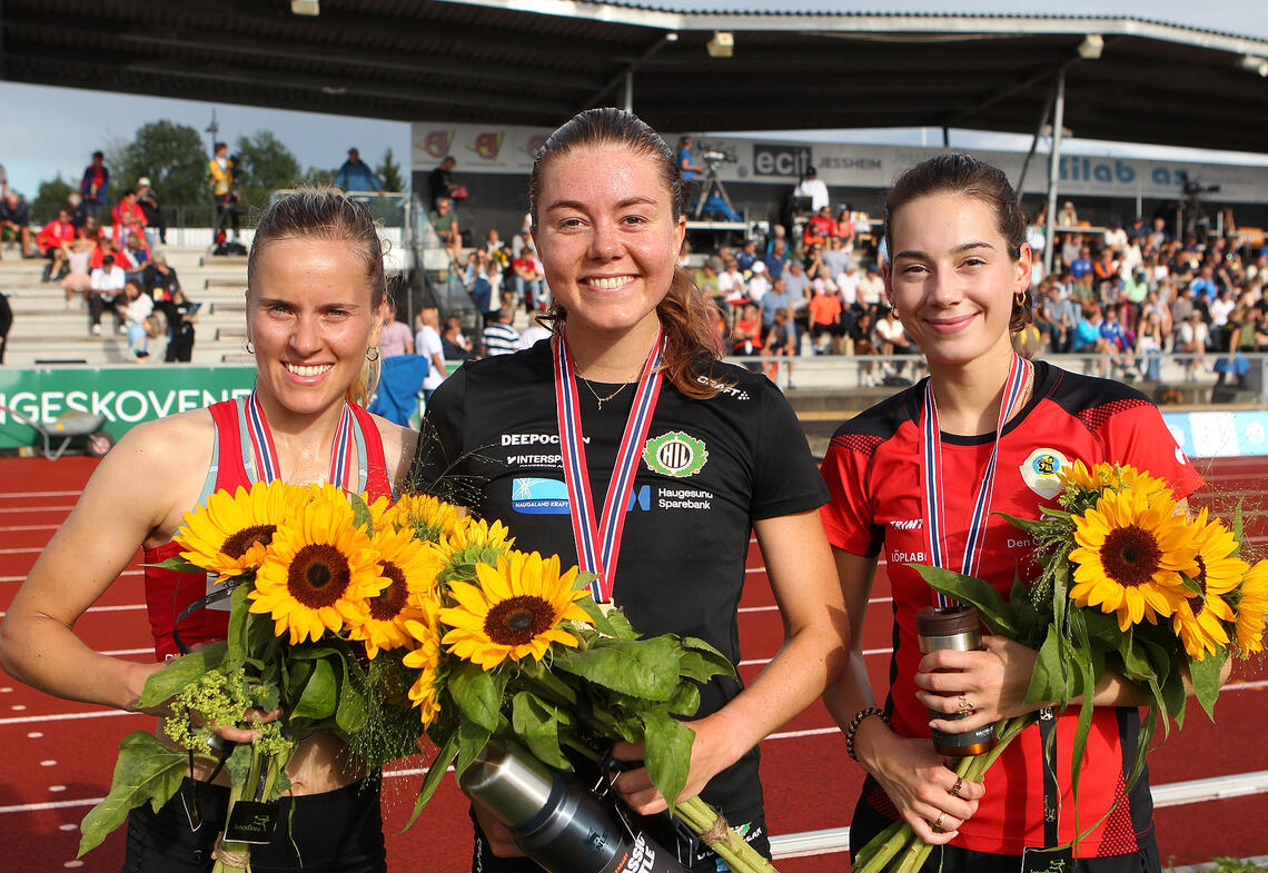 Vilde Våge Henriksen (midten) vant hinderfinalen foran Sara Aarsvoll Svarstad (venstre) og  Sara Busic. (Foto: Kjell Vigestad)