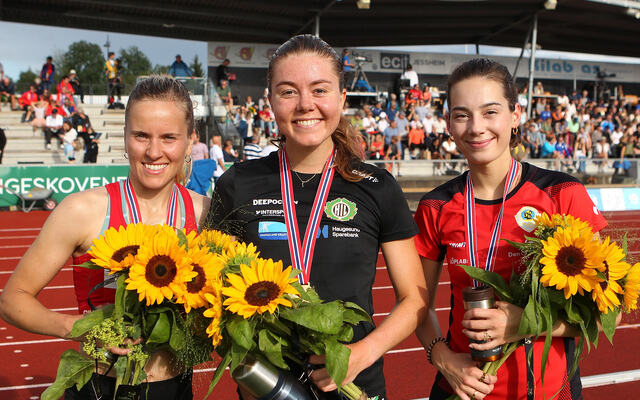 Vilde Våge Henriksen (midten) vant hinderfinalen foran Sara Aarsvoll Svarstad (venstre) og Sara Busic. (Foto: Kjell Vigestad)