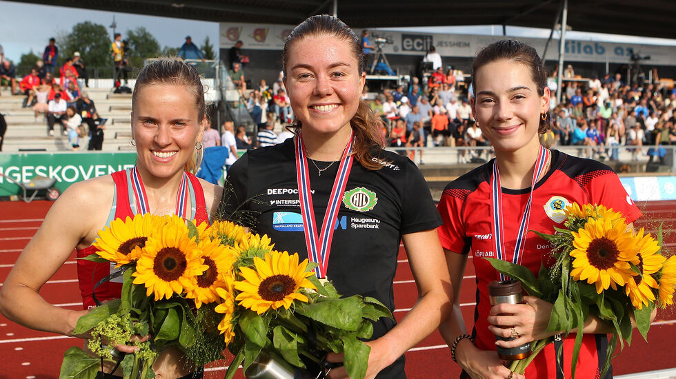 Vilde Våge Henriksen (midten) vant hinderfinalen foran Sara Aarsvoll Svarstad (venstre) og Sara Busic. (Foto: Kjell Vigestad)