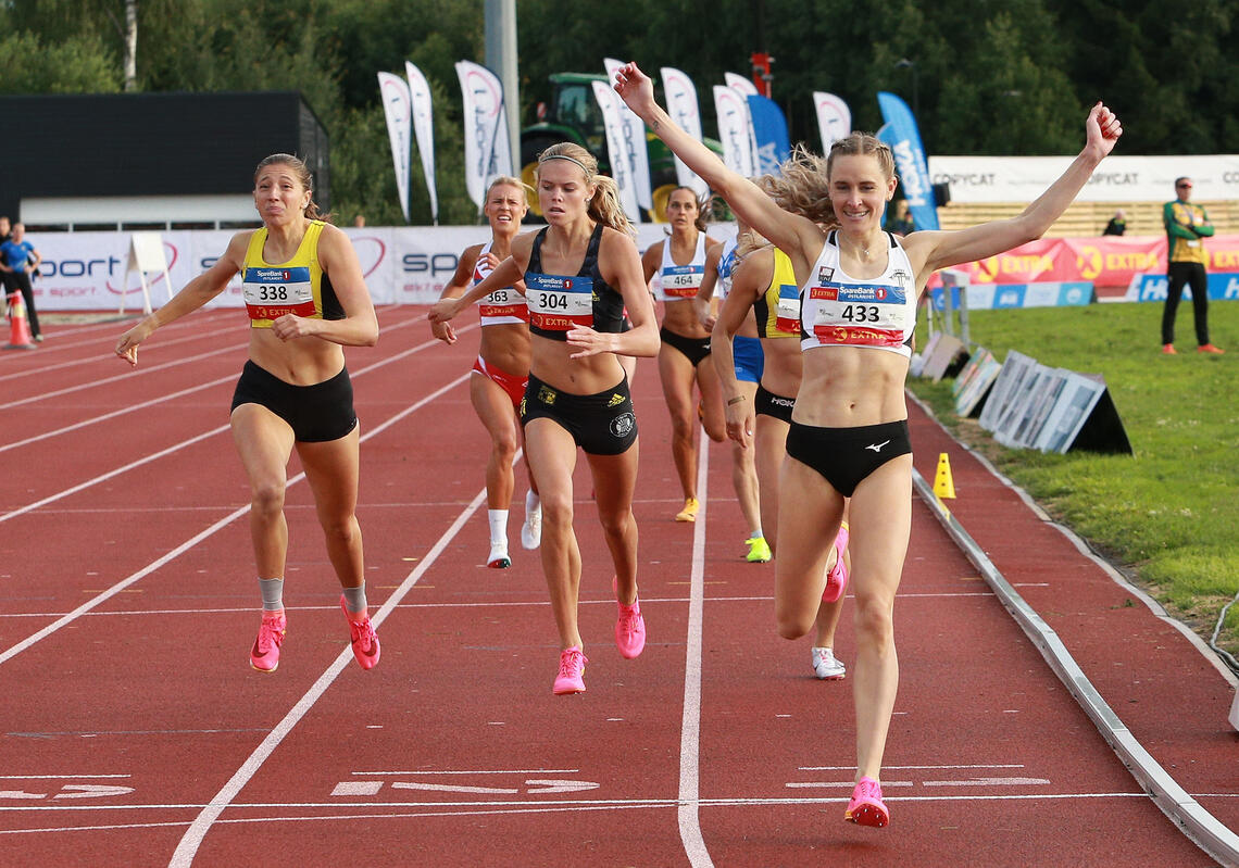 Hedda Hynne tok sitt sjette NM-gull på rad, og syvende totalt, på 800 m da hun vant også årets NM-finalen på 800 m. (Foto: Kjell VIgestad)