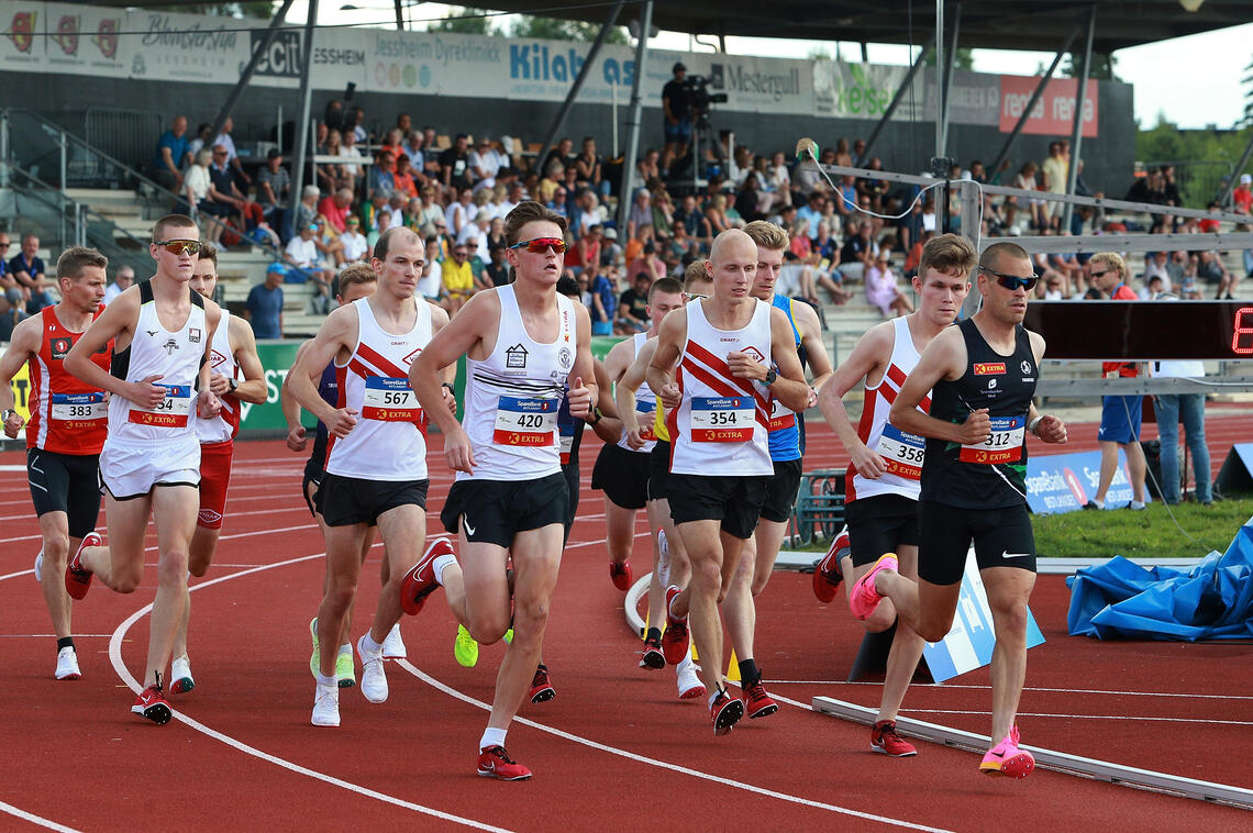 Starten går for herrene i B-finalen på 10000 meter. (Foto: Kjell Vigestad)