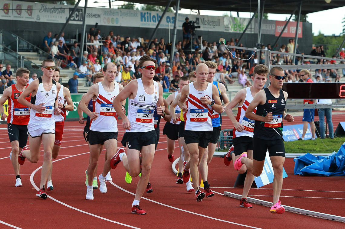 Starten går for herrene i B-finalen på 10000 meter. (Foto: Tom-Arild Hansen)