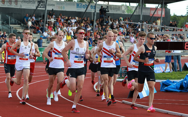 Starten går for herrene i B-finalen på 10000 meter. (Foto: Kjell Vigestad)