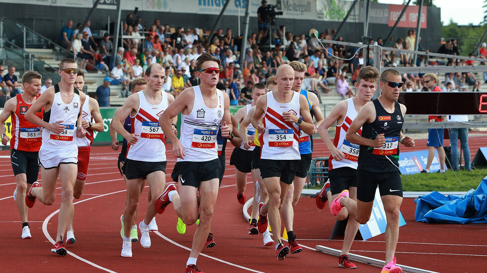 Starten går for herrene i B-finalen på 10000 meter. (Foto: Kjell Vigestad)