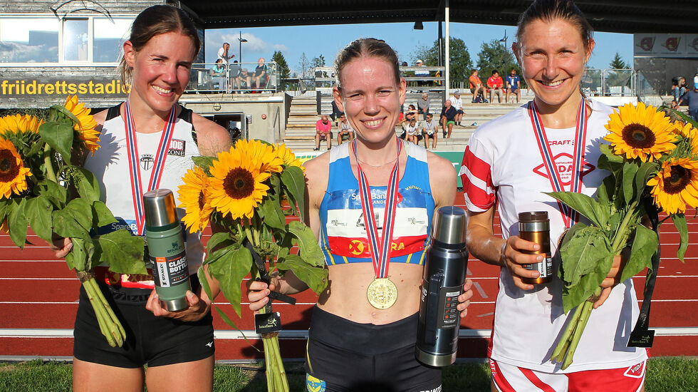 Hanne Mjøen Maridal (midten) tok gullet, mens sølvet gikk til Maria Sagnes Wågan (til venstre) og bronsen til Mathilde Theisen. (Foto: Kjell Vigestad)