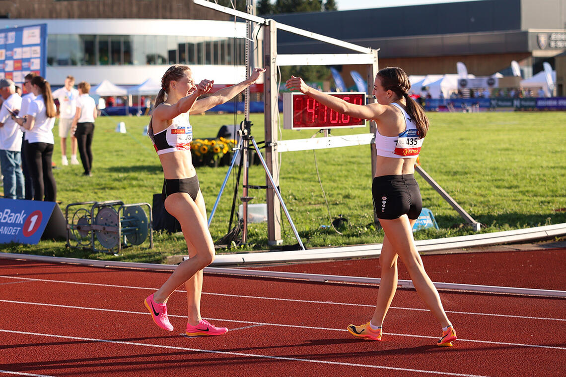 Ingeborg Østgård (til høyre) ble nummer én og to på 1500 meteren i NM på Jessheim. I Luxemburg stilte de på hver sin distanse. (Foto: Tom-Arild Hansen)