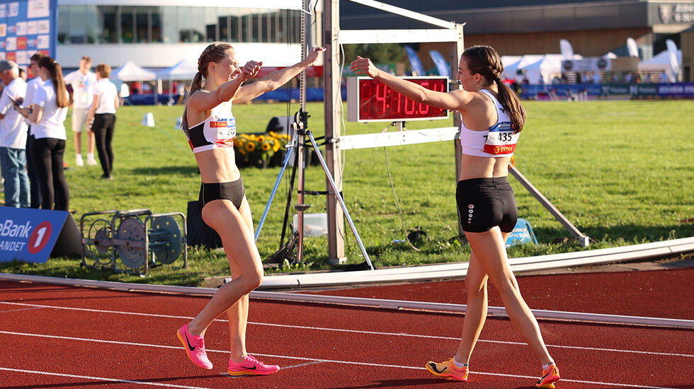 Hedda Hynne og Ingeborg Østgård jubler etter å ha tatt sølv og gull på 1500 meteren i NM i fjor. (Foto: Tom-Arild Hansen)