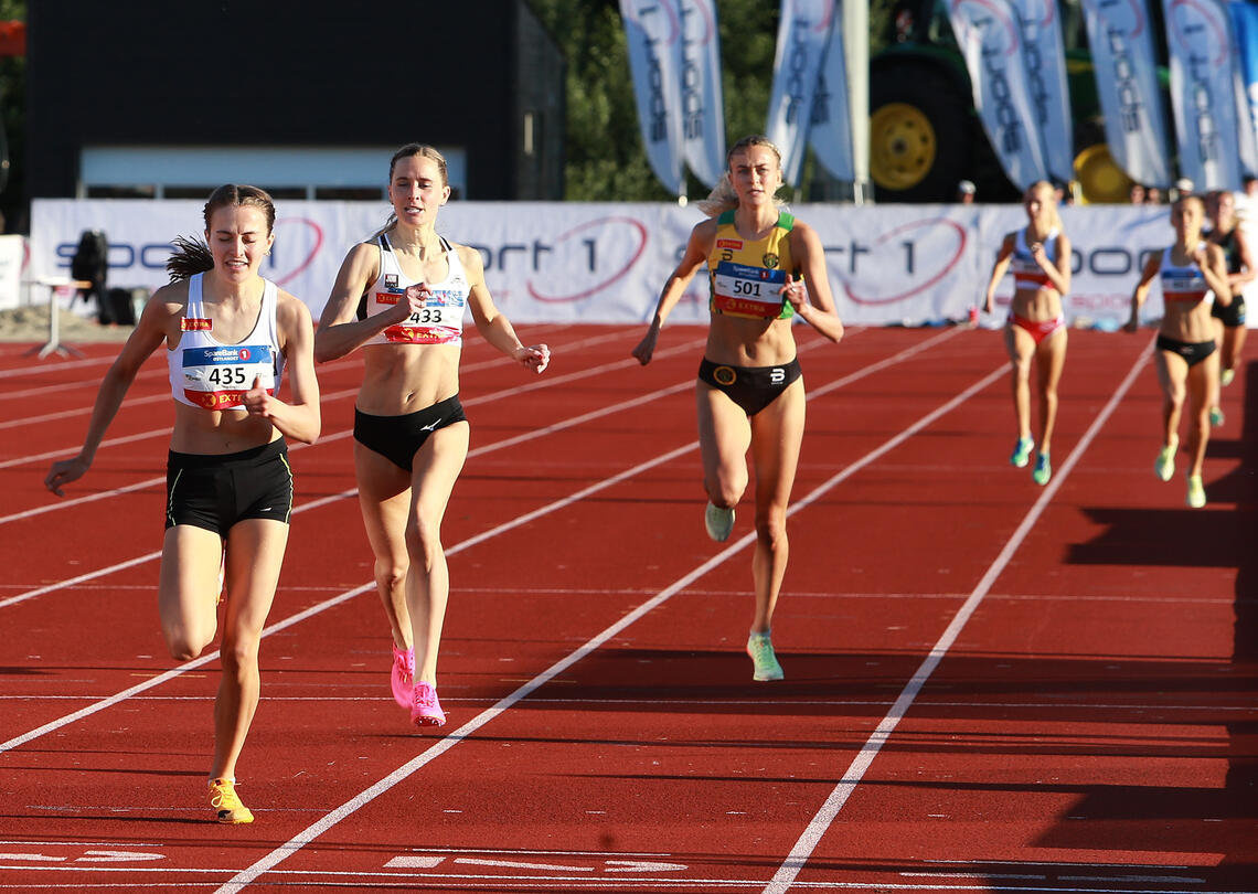 Ingeborg Østgård da hun tok NM-gullet 1500 m på Jessheim i juni foran Hedda Hynne og Amalie Sæten. (Foto: Kjell Vigestad)