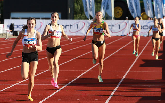 Ingeborg Østgård da hun tok NM-gullet 1500 m på Jessheim i juni foran Hedda Hynne og Amalie Sæten. (Foto: Kjell Vigestad)