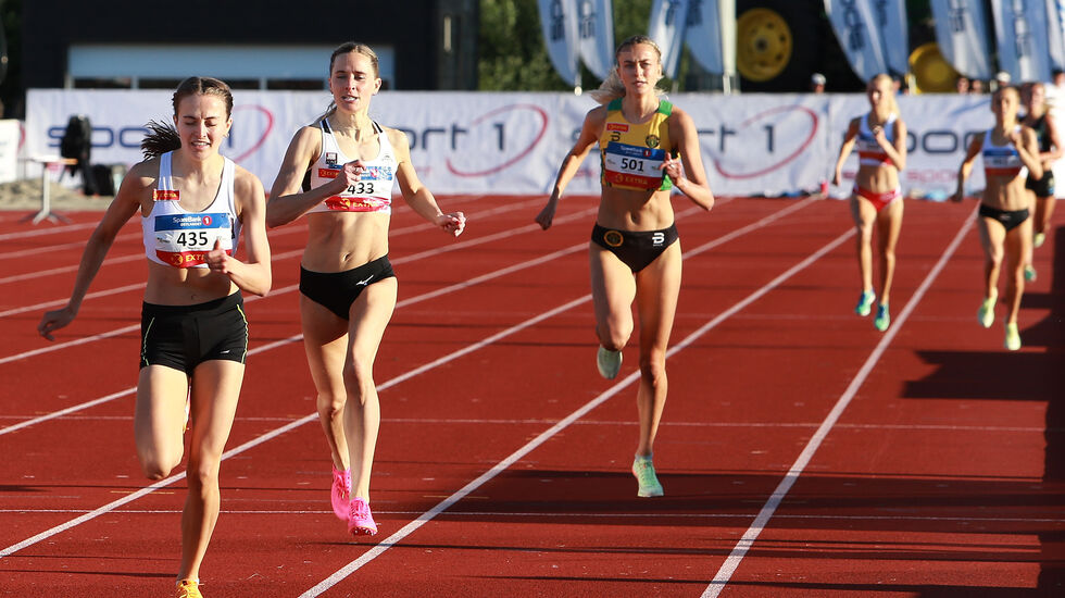 Ingeborg Østgård da hun tok NM-gullet 1500 m på Jessheim i juni foran Hedda Hynne og Amalie Sæten. (Foto: Kjell Vigestad)