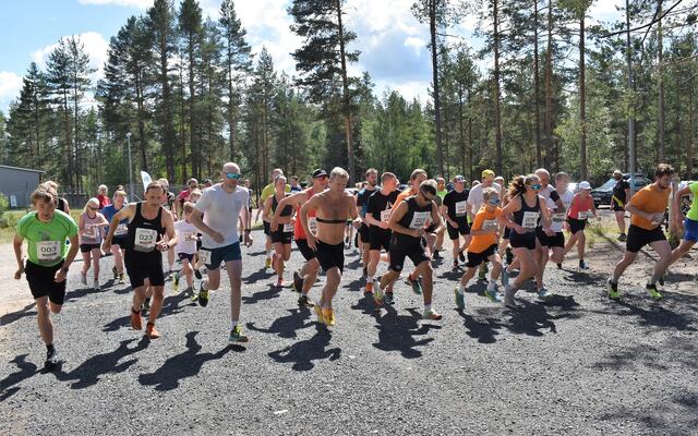 De siste årene har deltakelsen ligget rundt 200 fordelt på trim og konkurranseklassen på 5 og 10 km til sammen. Her fra starten av fjorårets løp. (Foto: Erik Øsmundset/Risberget Turforening)