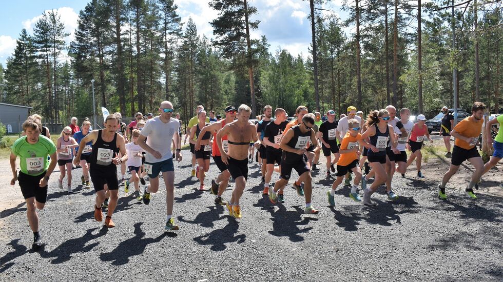 De siste årene har deltakelsen ligget rundt 200 fordelt på trim og konkurranseklassen på 5 og 10 km til sammen. Her fra starten av fjorårets løp. (Foto: Erik Øsmundset/Risberget Turforening)