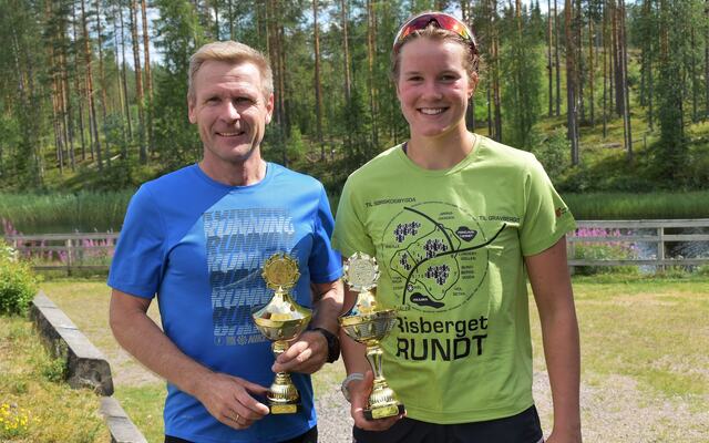 Vinnerne Rune Svartvadet fra Eika Forsikring og Ingeborg Håkonsen fra Kjellmyra. (Foto: Risberget Turforening)