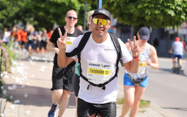 Carl Bugge fikk løpe som fartsholder på 10 km under årets Sommerløpet i Kristiansand. (Foto: Sommerløpet)