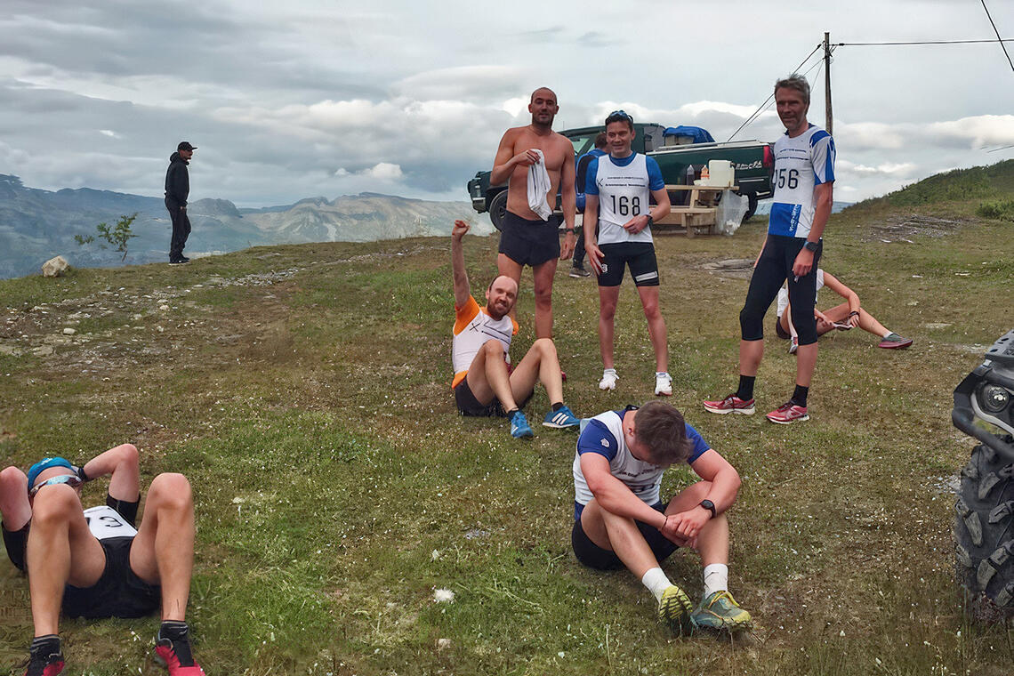 Finn Hågen Krogh, Andras Nygaard med flere hviler ut etter å ha nådd toppen i 2019. Onsdag 19. juli arrangeres den femte utgaven av Kraftløpet i Kvænangsbotn. (Foto: Tom-Hugo Pedersen)