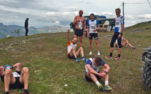 Finn Hågen Krogh, Andras Nygaard med flere hviler ut etter å ha nådd toppen i 2019. Onsdag 19. juli arrangeres den femte utgaven av Kraftløpet i Kvænangsbotn. (Foto: Tom-Hugo Pedersen)