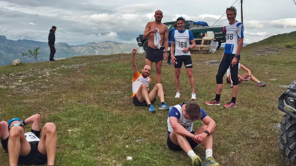 Finn Hågen Krogh, Andras Nygaard med flere hviler ut etter å ha nådd toppen i 2019. Onsdag 19. juli arrangeres den femte utgaven av Kraftløpet i Kvænangsbotn. (Foto: Tom-Hugo Pedersen)
