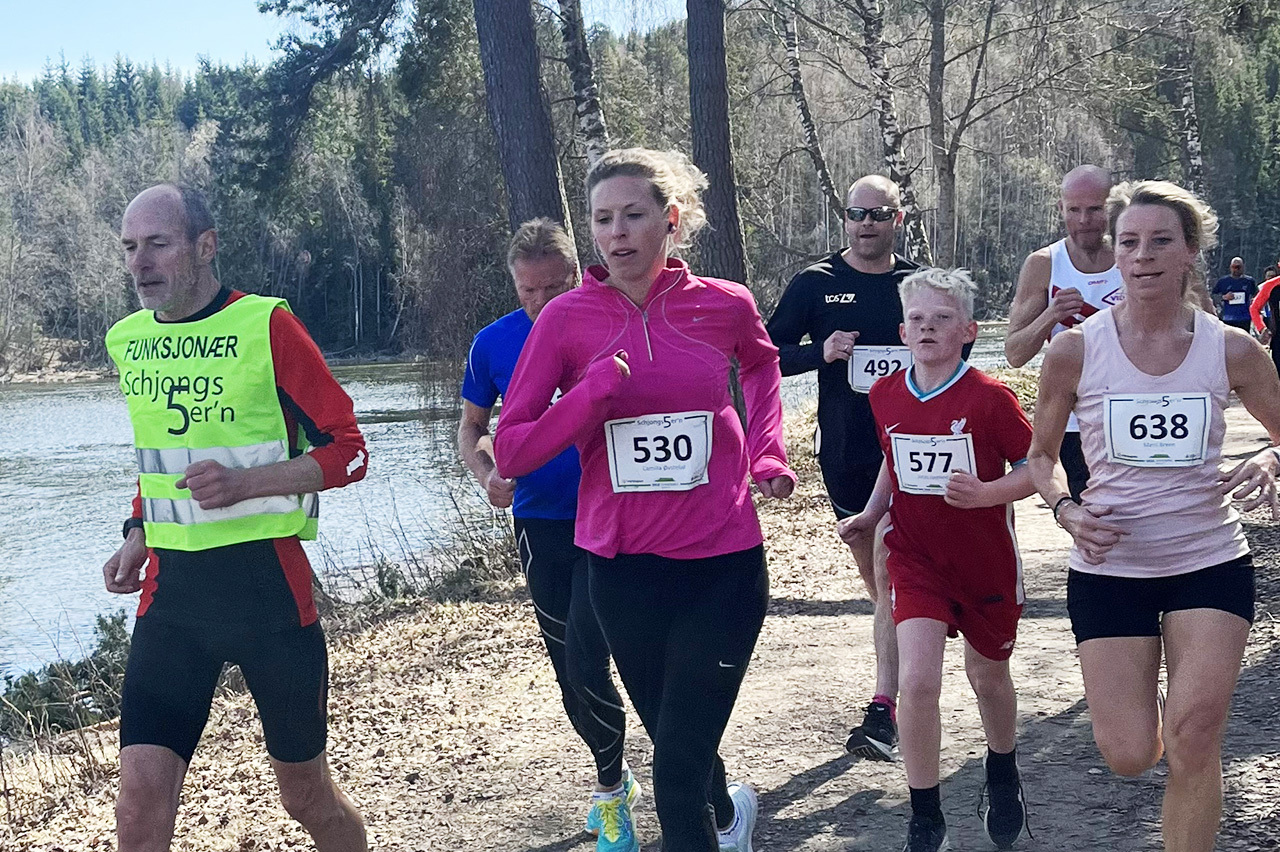 Langs elva: Ein lett synleg fartshaldar kan vera fint å ha, sjølv om karen i kvit singlet sleit fælt med å hengje med denne gongen. (Foto: Schjongs5er’n)